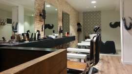 Asombrados y sin poder dejar de admirar la colección que hoy nos presenta El Barber nos imbuimos a través de su estética y barbas, bigotes y cabellos en la más genuina Barber Old School por obra y gracia y la pericia de Carles Reixachs