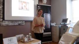 Ofrece una solución de rejuvenecimiento en la zona peribucal para conseguir unos labios más hidratados, redefinidos y voluptuosos