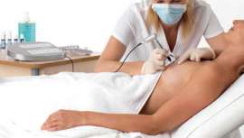 El paciente oncológico sufre determinadas secuelas tras su tratamiento. La micropigmentación oncológica reglada, como es la impartida en Pretty Clinic, le ayuda, aumentando su autoestima, en casos tan radicales como la reconstrucción de areolas