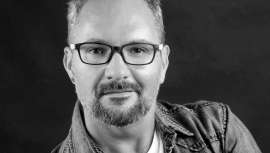 Hemos entrevistado a Antonio Calvo, ganador de cuatro Fígaros, en nuestro Studio Beauty Market (Barcelona). El estilista gallego ha regresado de su gira sudamericana junto a Pedro Muñoz, representando a Recamier Professional