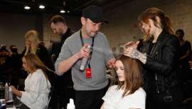 El Director Creativo Global de Wella Professionals y embajador de ghd, Eugene Souleiman, protagonista en el desfile Tommy Hilfiger primavera 2018. Para la ocasión crea peinados impactantes que completan a la perfección la estética Tommy Girl