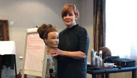 Con los pies en el suelo y las manos tocando el cielo, Sharon Blain es artista internacional y educadora reconocida en el arte del recogido, que durante décadas ha logrado mantener el éxito y formar a miles de profesionales de la peluquería