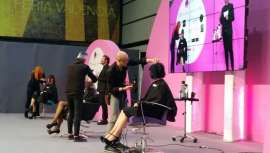 O evento profissional convida a bater o recorde de cortar o cabelo durante 20 minutos por parte de profissionais e estudantes de cabeleireiro