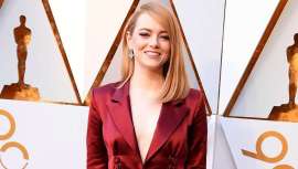 Este año la gala de los Oscar ha dado mucho que hablar y nos devuelve algunos de los clásicos del peinado que regresan con fuerza. Es el caso de Emma Stone o Saoirse Ronan, look ultraliso que nos detalla paso a paso Eduardo Sánchez 