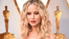 Una de las celebrities más virales de los Oscar, Jennifer Lawrence con un look de estrella. Rizos y melena a lo Kim Basinger de los 80 y un par de zascas, #porqueyopuedo saltando entre las butacas del Dolby Theatre con una copa de vino en la mano