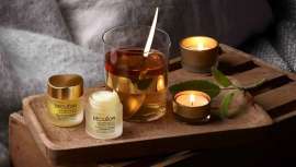 Esta gama engloba varios productos para aplicar, cuyos resultados visibles en la piel durante la noche son impulsados por relajantes aceites esenciales