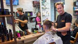 Es uno de esos profesionales infatigables que entienden el ejercicio de la peluquería no sólo como arte, sino también como empresa. Hoy, Nacho Luque, con 20 años de trayectoria, nos revela algunos de los secretos que le han mantenido en la brecha