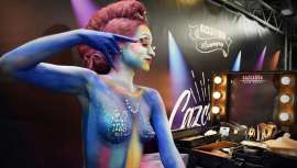 La firma se inspira en las nuevas generaciones que nacen entre redes sociales, emojis, likes, grafitis, música rapera, complejidad emocional y arte como forma de expresión para el diseño de su estand y acciones en el certamen