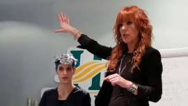 Al frente del salón que lleva las iniciales de su nombre, L&M, Laura Moreno presenta África, alegato a la multiculturalidad y lujo de detalles en el peinado y la imagen. Formadora, artista y empresaria, Laura tiene, sin duda, alma de peluquera