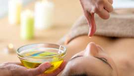 Acaba con las impurezas, por lo que suele ser muy eficaz para limpiar la piel diariamente. Sus propiedades suelen ser bastante parecidas a las del aceite de coco