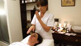 Este tratamiento, basado en la cosmética cuántica, se basa en desbloquear el cuerpo y abrir zonas por las que la pasa la energía