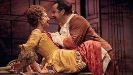 La firma patrocina y caracteriza a las actrices y actores que participan en la obra El Llibertí, que se acaba de estrenar en Barcelona