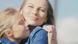 Teniendo en cuenta los puntos clave de fijación del rostro, se trata la flacidez a fondo, desde el origen del problema y no de una manera superficial, consiguiendo un efecto lifting