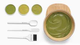 La coloración vegetal Botanēa  de LOreal Professionnel se suma a la corriente vegana y hace de lo natural su razón de ser. Un total de 13 recetas posibles ofrecen al profesional colores increíbles y de larga duración para el cabello