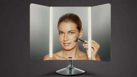 Con sensor y control táctil de brillo, el espejo que se mueve y cambia de ángulo para una visión perfecta, facilita el maquillaje y aporta todas las cualidades para convertirse en un básico imprescindible para la belleza