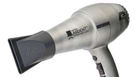 El primer secador ¡barbero! de Parlux seduce por su diseño vintage y lo avanzado de su tecnología. Una combinación explosiva que además se puede emplear tanto en el secado del cabello como de la barba y bigote