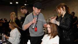 O Diretor Criativo Global de Wella Professionals e embaixador de ghd, Eugene Souleiman, protagonista no desfile Tommy Hilfiger primavera 2018. Para a ocasião cria penteados impactantes que completam a perfeição da estética Tommy Girl