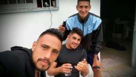 Gabriel Tellas, delantero de El Club Atlético Argentino de Quilmes, conocido como Argentino de Quilmes, alterna el oficio de futbolista con su trabajo en un centro de peluquería y estética para conseguir unos ingresos extras 