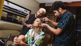 O novo embaixador de Termix, Gonzalo Leonidas, realiza o penteado da triunfadora da noite, a modelo e apresentadora Carolina de Moras, o melhor outfit do tão famoso evento com a música