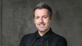 Viajamos hasta Pamplona y de allí hasta donde sea necesario con José García Peluqueros, la marca que José ha construido a base de sabiduría, la de un hombre inquieto que conjuga arte y letras y el inequívoco gesto de superarse cada día