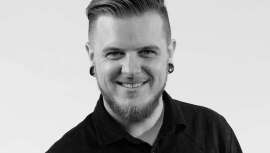 Confiesa que es peluquero y lo será siempre porque no hay trabajo en el que exista tanta e igual creatividad. La definición de Juanvi Camarasa, DeSancho Estilistas, de la profesión que ejerce y que lo ha convertido en estrella revelación