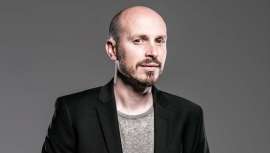 Sunrise Collection es un punto y aparte en mi trayectoria creativa. Así define Vicenç Moretó su última colección, presentada semanas atrás. Con él hemos hablado de  proyectos y de 30 décadas de éxitos dentro de la barbería. ¡Casi nada!