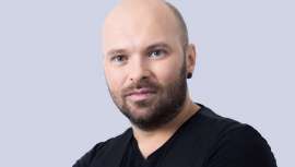 Un década al frente de SK Style Bcn, salón de culto y 10 años de creación sostenida, prolífico autor y protagonista de shows y colecciones convierten a Alexander Kiryliuk en una estrella y personaje influyente de la peluquería