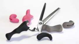 Estas tijeras, muy cómodas, sustituyen las tradicionales anillas por agarres de silicona que previenen trastornos musculoesqueléticos de los profesionales de la peluquería 