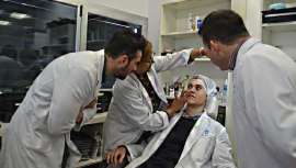 Una experta en estética realiza un diagnóstico de la piel a cada uno de los trabajadores de la firma y les aconseja cómo conservarla 