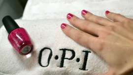 Trata-se de um protocolo de 60 minutos, realizado com produtos OPI Professionals, e destinado a cuidar mãos e unhas num envolvimento de máximo relaxamento