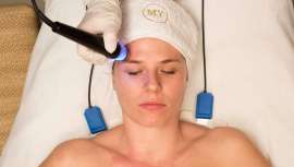 Así es el nuevo protocolo que nos presenta Maribel Yébenes y que consigue elevar las facciones del rostro para un efecto rejuvenecimiento inmediato. Sus aliados: la radiofrecuencia, los ultrasonidos y la radiofrecuencia con contracción