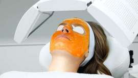 Es un tratamiento no invasivo, basado en la fluorescencia y que no tiene efectos secundarios, ya que actúa de forma local en la zona de aplicación con una alta eficacia y seguridad