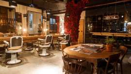 Traspasamos el umbral del salón de Isaac Salido y se dibuja en nuestro rostro la sorpresa. Único por su ambiente y decoración, se trata además del buque insignia de este destacado profesional que hoy nos adelanta las tendencias en peinado