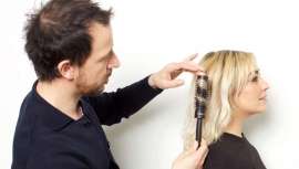 El cepillo profesional Black de Termix y el estilista Landry Agres nos explican paso a paso cómo realizar un brushing espectacular para unas ondas de alto impacto, en este caso, vertical