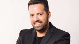 Desde que fuera elegido Peluquero Andaluz del Año en 2016, Rafael Bueno continúa escalando puestos de cabeza entre los peluqueros más influyentes de la industria y como tal nos cuenta qué es lo conseguido y lo que aún está por llegar 