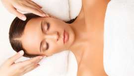 Holístico preventivo y sanador profundo, desvelamos los momentos y la técnica de uno de los tratamientos de la Medicina Tradicional China, el Gua Sha, ritual facial que utiliza a la milenaria piedra Bienshu para la salud y la belleza