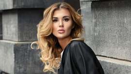 La contaminación urbana y la exposición a factores típicos del verano, como el cloro de las piscinas o el agua salada del mar, afectan a la mayoría de los cabellos. Nevitaly facilita cualquier peinado y protege de las agresiones cotidianas 