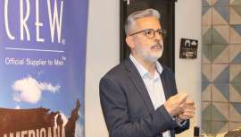 Entre miembros de American Crew, compañeros, amigos, familiares y prensa especializada, el propietario de La Barberia de Gràcia ha recibido el trofeo con el que se reconoce el esfuerzo en la profesión, así como el compromiso con la marca