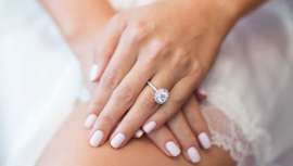 Clásica o Nail Art, tú eliges y aconsejas cómo lucirán las manos de la novia el día de su boda. Vemos las tendencias y te presentamos un magnífico trabajo en 3D, editorial de Ángela Ramírez Peluquería confeccionado por Ana y Sonia Estética