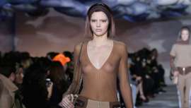 Llega la moda de los pezones marcados y enhiestos para ellas, y ellos los pretenden invisibles. Sea como sea es tendencia en estética y consiguen lucirse gracias a la cirugía