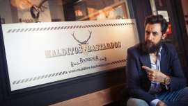 Iconoclasta confeso, ha hecho de Malditos Bastardos el propio templo de la más genuina Old School, dejando atrás tópicos y típicos y delante un sello de identidad propio. Crazy Barber tiene un cierto aire canalla y la pasión de ser barbero