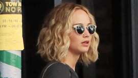 Ideal para la playa, oliendo a salitre y mar, Jennifer Lawrence se decanta por el style Flower Power, en un alarde de belleza veraniega y que el famoso estilista Eduardo Sánchez bautiza como Flower Power Bob