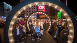 La madrileña plaza de Callao y sus cines se convierten en escenario perfecto para dar a conocer quiénes son y qué hacen los profesionales de la peluquería. Miles de personas disfrutan de la gran noche de la peluquería con LOréal Professionnel