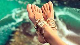 Las pedicuras son del verano, pero si quieres que sean la estrella de tu salón también en invierno, nada mejor que llevar a cabo pedicuras perfectas y realizar tareas de prescripción y consejos expertos para unos pies bellos todo el año