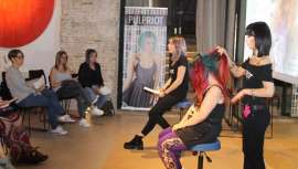 Técnicos en peluquería del equipo artístico de Pulp Riot en España han impartido una sesión formativa ante cerca de 20 profesionales en Studio Beauty Market, situado en el Gótico barcelonés