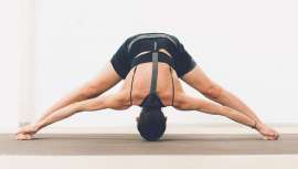 Esta modalidad va bien para cuidar la piel y frenar el paso del tiempo al tener una relajación total de los músculos del cuerpo. Pero hay más ventajas porque aporta fuerza a la columna vertebral