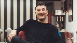 Cuatro generaciones de peluqueros lo contemplan. Alberto Salvador, ganador Country Winner España de American Crew, reafirma su condición barbera y asegura que todo responde al esfuerzo y la pasión que siente por los peines y tijeras