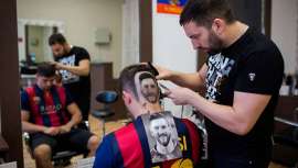 Desde hace nueve años, el barbero serbio Mario Hvala no deja de reinventar el estilo freestyle en las cabezas de sus clientes. Ahora, y en sintonía con la actualidad, aporta su grano de arena plasmando imágenes de cracks del deporte rey