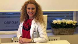 Licenciada en Medicina Estética y Farmacia, la Dra. Ana Revuelta es además experta en Medicina Biorreguladora, Nutrición, Dietética y Dermocosmética. Su arma a la hora de tratar la belleza, una formación multidisciplinar que le diferencia