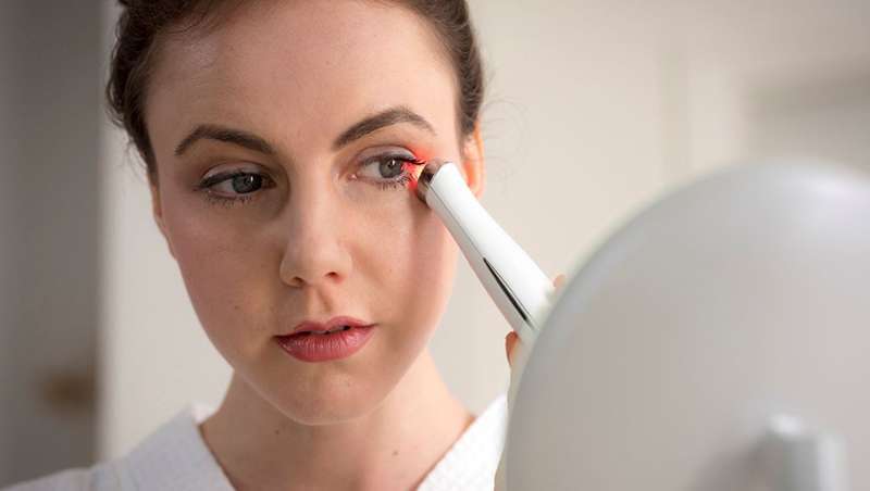 Adeus s olheiras com o massajador de luz led vermelha de HoMedics